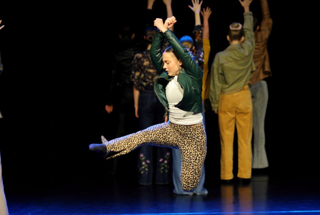 Dansere på scenen under forestilling