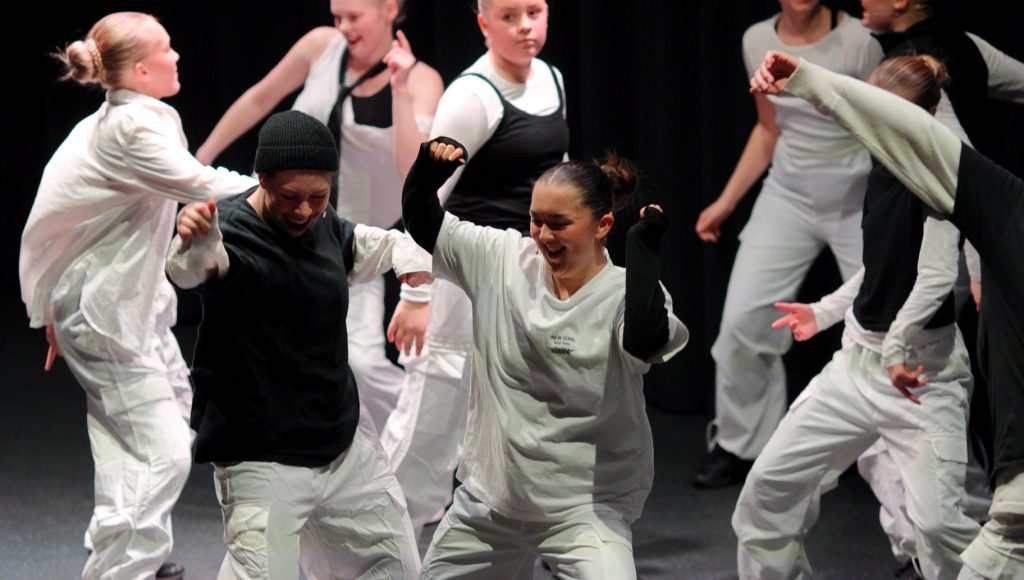 Ungdommer danser hip-hop