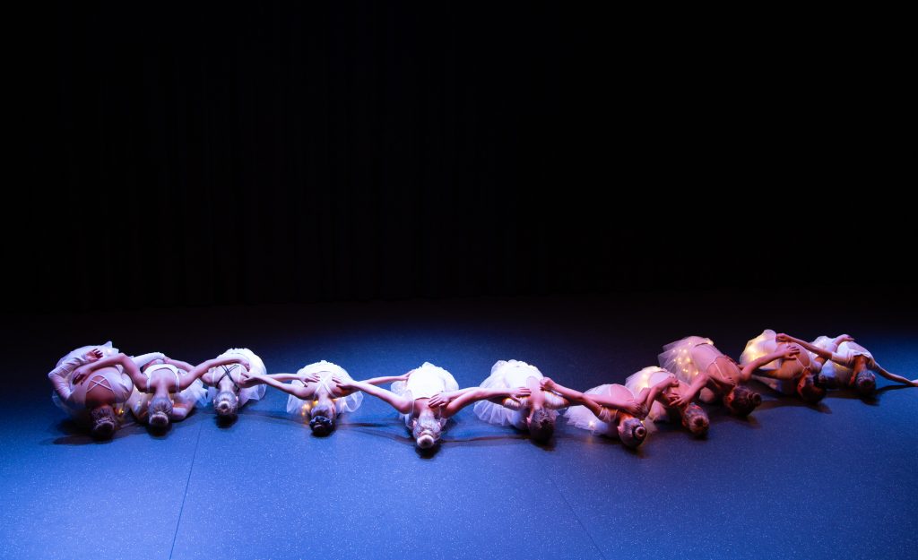 Ballettdansere i vakker formasjon