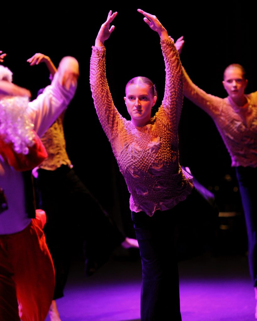 Danser i reflekterende lys