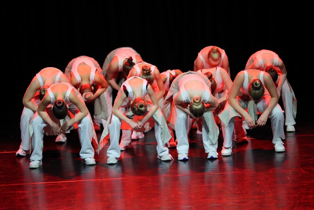 Gruppeforestilling på scenen