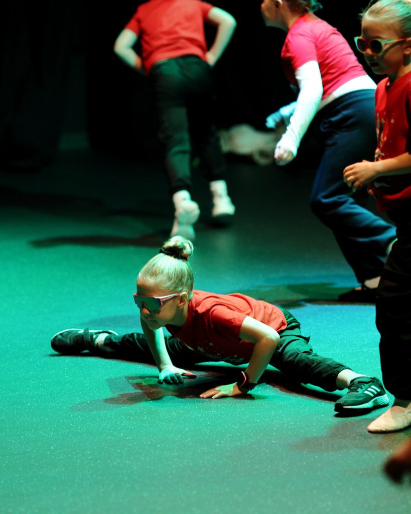 Danser med uttrykksfull bevegelse