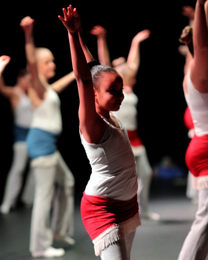 Danser i solo på scenen